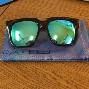 Quay Chrisspy Mirror Sunshades